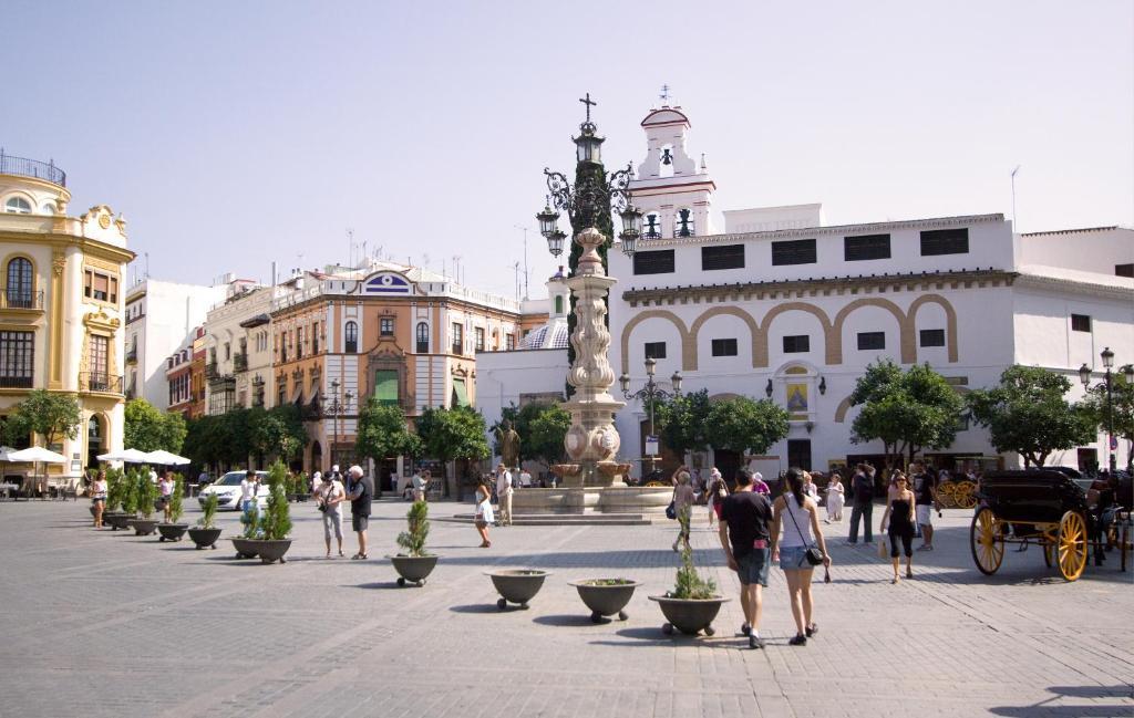 Apartamentos Plaza Pilatos Seville Exterior photo